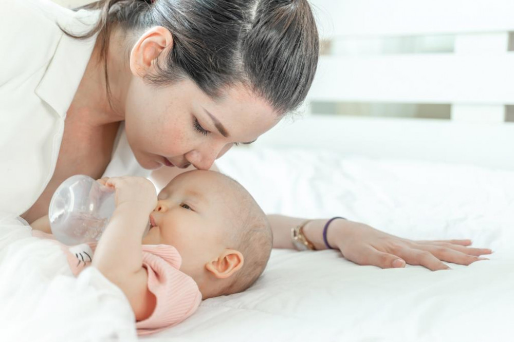 Náthás csecsemőnél fontos a folyadékpótlás.