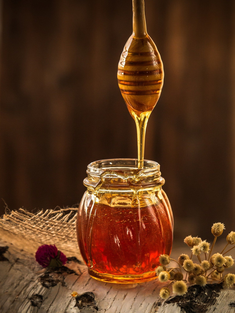 Köhögés ellen házilag hasznos a méz fogyasztása.