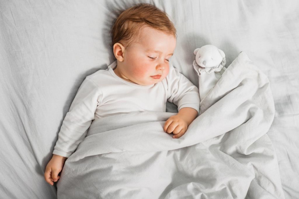 Náthás csecsemőnél fontos a rendszeres orrtisztítás a nyugost alváshoz.