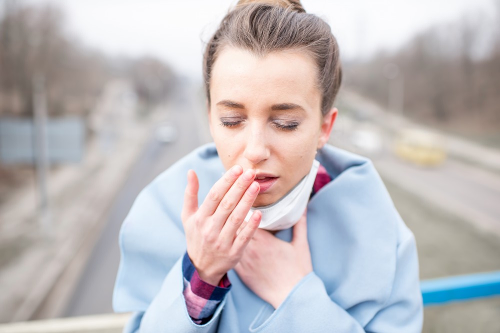 A köhögés és légszomj asztma tünete is lehet.